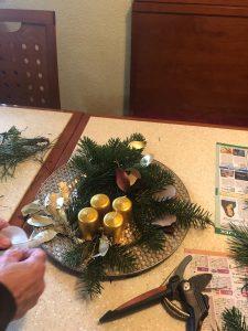 Izdelava adventnih aranžmajev v Dnevnem centru za vse generacije Straža 4